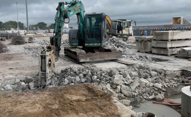 Dịch vụ khoan cắt đục phá bê tông tại phường Chánh Nghĩa Thủ Dầu Một Bình Dương do Dịch Vụ Xây Dựng Cầu Đường Gia Phúc Phát thực hiện là giải pháp xử lý kết cấu bê tông cốt thép chuyên nghiệp và an toàn hàng đầu hiện nay. Bằng việc áp dụng các công nghệ thi công tiên tiến như máy khoan rút lõi thủy lực không rung, máy cắt kim cương nhân tạo giảm ồn và hệ thống phun nước triệt tiêu bụi mịn, chúng tôi cam kết bảo vệ nguyên vẹn 100% kết cấu các công trình liền kề. Gia Phúc Phát báo giá trọn gói minh bạch, thi công đúng tiến độ cam kết và hỗ trợ thu dọn xà bần sạch sẽ. Hãy liên hệ hotline 24/7: 0937.177.287 để được kỹ sư trực tiếp khảo sát hiện trường miễn phí trong vòng 15 phút.