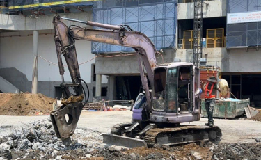 Dịch vụ khoan cắt đục phá bê tông tại phường Phú Thọ, Thủ Dầu Một Bình Dương của Dịch Vụ Xây Dựng Cầu Đường Gia Phúc Phát cung cấp giải pháp xử lý, cải tạo và phá dỡ kết cấu bê tông cốt thép an toàn tuyệt đối. Chúng tôi sở hữu các thiết bị hiện đại như máy khoan rút lõi thủy lực không gây rung chấn, máy cắt đĩa kim cương đè nước giảm bụi và robot đục phá công suất lớn. Gia Phúc Phát cam kết thi công nhanh gọn, bảo vệ nguyên vẹn kết cấu công trình liền kề, báo giá trọn gói không phát sinh và hỗ trợ dọn dẹp xà bần sạch sẽ. Hotline hỗ trợ khảo sát miễn phí sau 15 phút: 0937.177.287.
