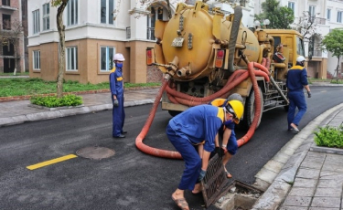 Hệ thống thoát nước đóng vai trò quan trọng trong việc duy trì môi trường sống sạch sẽ, tránh tình trạng ngập úng, ô nhiễm và ảnh hưởng đến sinh hoạt của cư dân. Tuy nhiên, qua thời gian sử dụng, các hố ga và hệ thống thoát nước có thể bị tắc nghẽn do sự tích tụ của rác thải, bùn đất, dầu mỡ, và các chất cặn bã. Để giải quyết vấn đề này, dịch vụ nạo vét hố ga thi công, thoát nước chuyên nghiệp tại Tân Uyên, Bình Dương sẽ giúp bạn duy trì hệ thống thoát nước hoạt động hiệu quả.